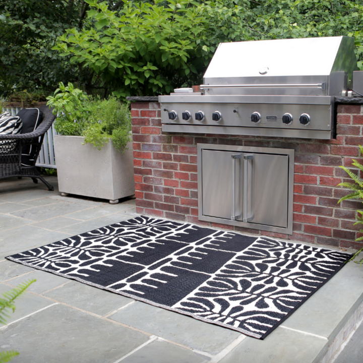 Serowe Black and White Recycled Plastic Outdoor Rug - Fab Habitat , Recycled Plastic Rugs & Mats, [product_size],