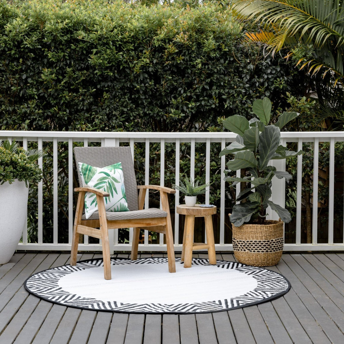 Olympia Black and White Recycled Plastic Round Outdoor Rug - Fab Habitat , Recycled Plastic Rugs & Mats, 